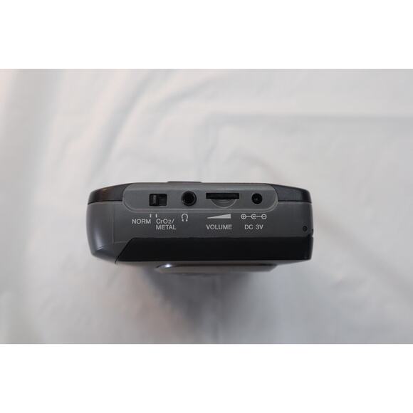 Aiwa HS-GS252 Cassette Walkman Portable Tape Player with Ear Guard - Picture 6 of 7